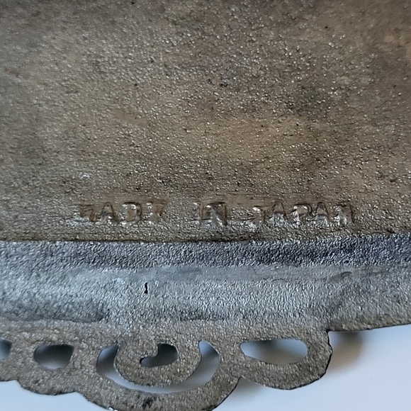 Vintage Cast Metal Mackinac Island Teapot Salt and Pepper Shakers w/ Underplate - Picture 8 of 16